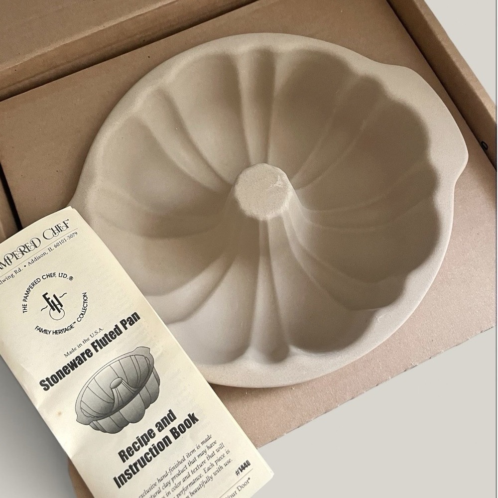 Pampered Chef Fluted Bundt Pan #1440 Family Heritage Stoneware USA Retired